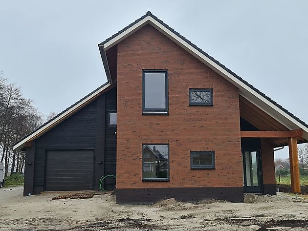 Nieuwbouw van woning met paardenstal Bouwbedrijf E. Roossien Stadskanaal